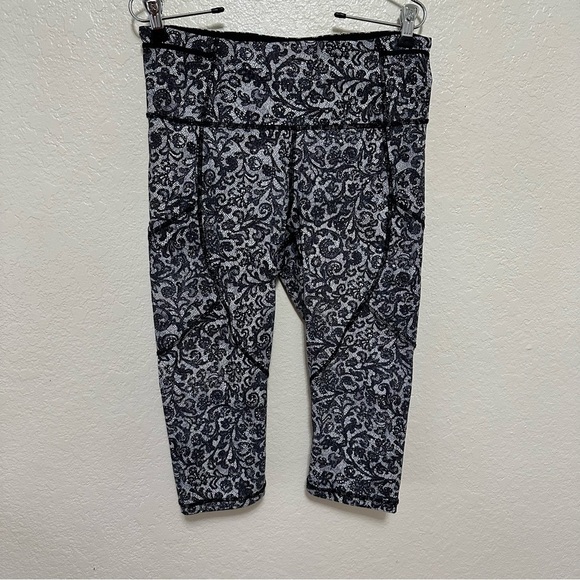 Lululemon Outrun 17" Crop lace leggings size 8 - Picture 2 of 9